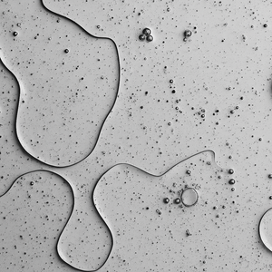 Close-up texture of nourishing silicone-free oil with micro-droplets showcasing lightweight, fast-absorbing formula